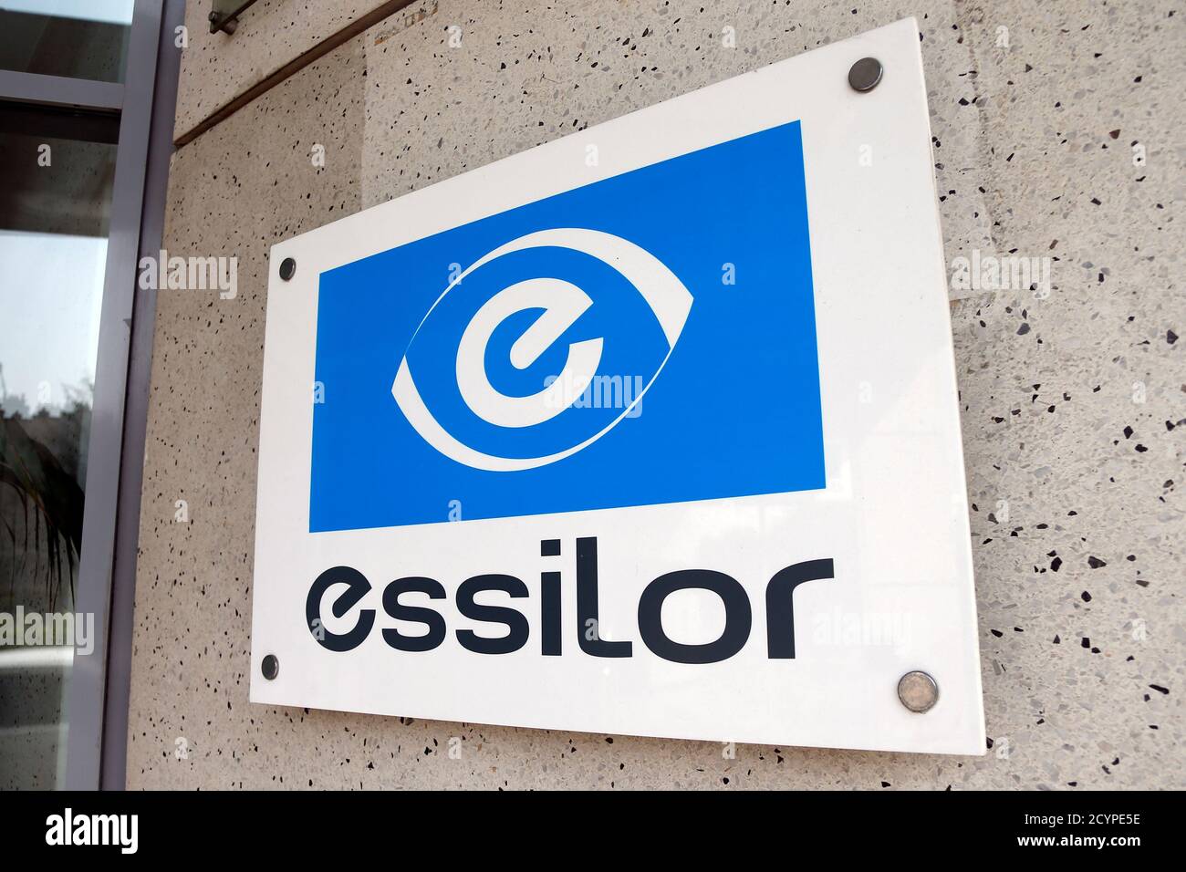 Il logo di Essilor, il più grande produttore al mondo di lenti oftalmiche,  è visto sulla parte anteriore della sede di marketing della società a  Vincennes vicino Parigi 29 agosto 2013. Essilor