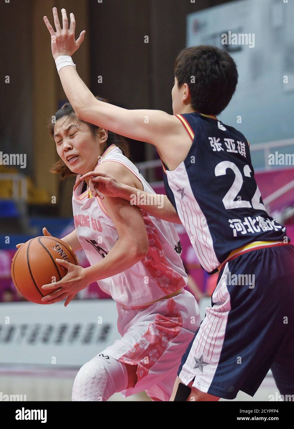 Chengdu, provincia cinese del Sichuan. 2 Ott 2020. Han Mengyi (L) della Mongolia interna compete durante la prima partita tra la Mongolia interna e l'Hebei Win Power al campionato 2020-21 della Women's Chinese Basketball Association (WCBA) a Chengdu, capitale della provincia sudoccidentale del Sichuan, 2 ottobre 2020. Credit: Liu Kun/Xinhua/Alamy Live News Foto Stock