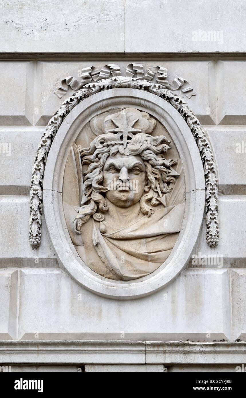 Londra, Inghilterra, Regno Unito. Somerset House (Strand) scolpito in pietra faccia nel cortile Foto Stock
