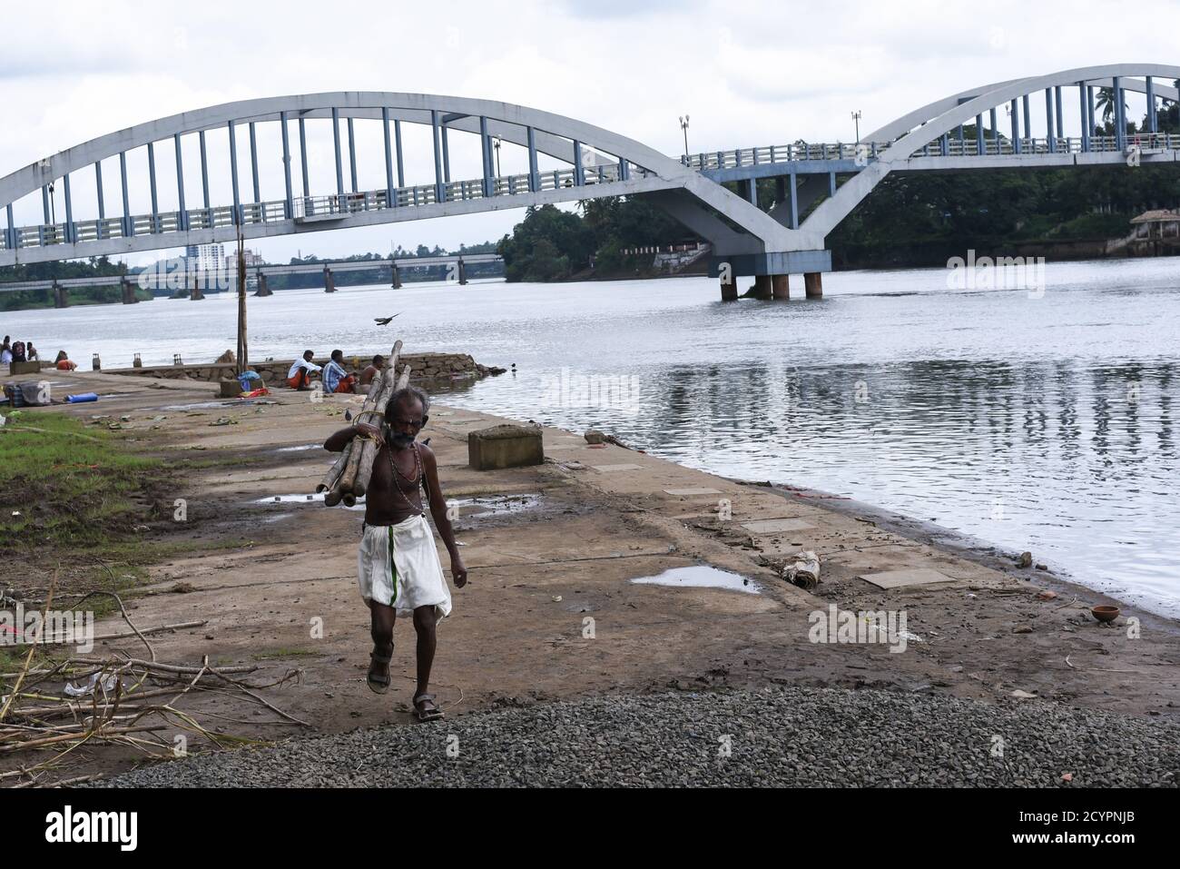 Aluva o Alwaye rive del fiume Periyar Kerala ponte attraverso il fiume Periyar Aluva shivaratri manappuram Kochi famoso i suoi festival, fiume rive tempio Foto Stock