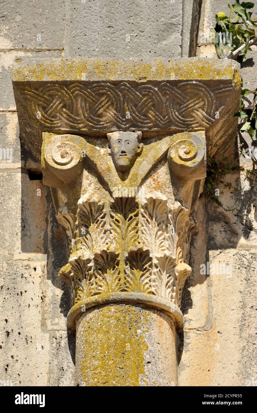 Italia, Basilicata, Venosa, Abbazia della Trinità, la chiesa incompiuta, primo piano della colonna maiuscola Foto Stock