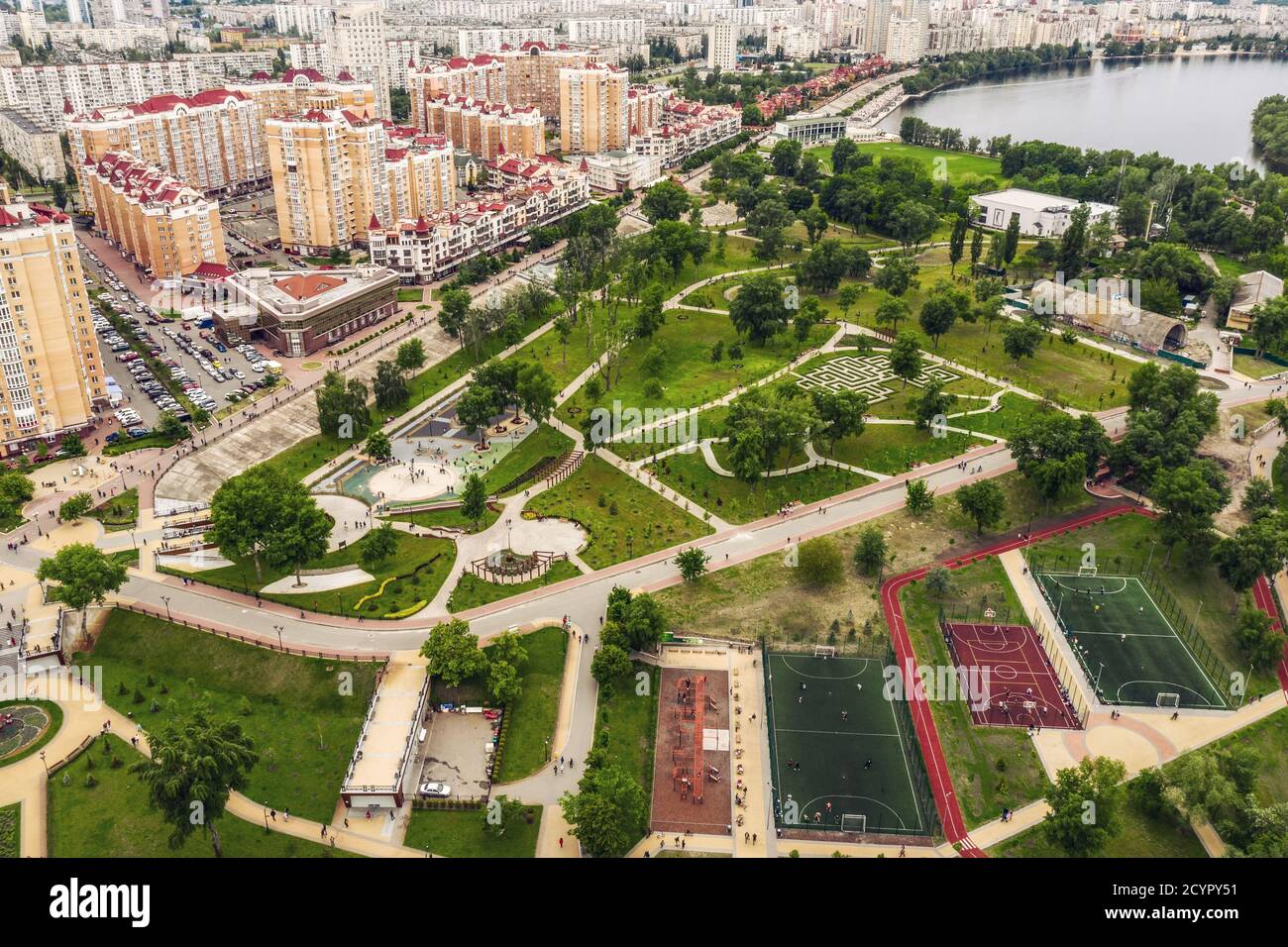Vista aerea del verde Parco Natalka nella zona di Obolon nella città di Kiev, Ucraina. Scatto con drone volante. Foto Stock