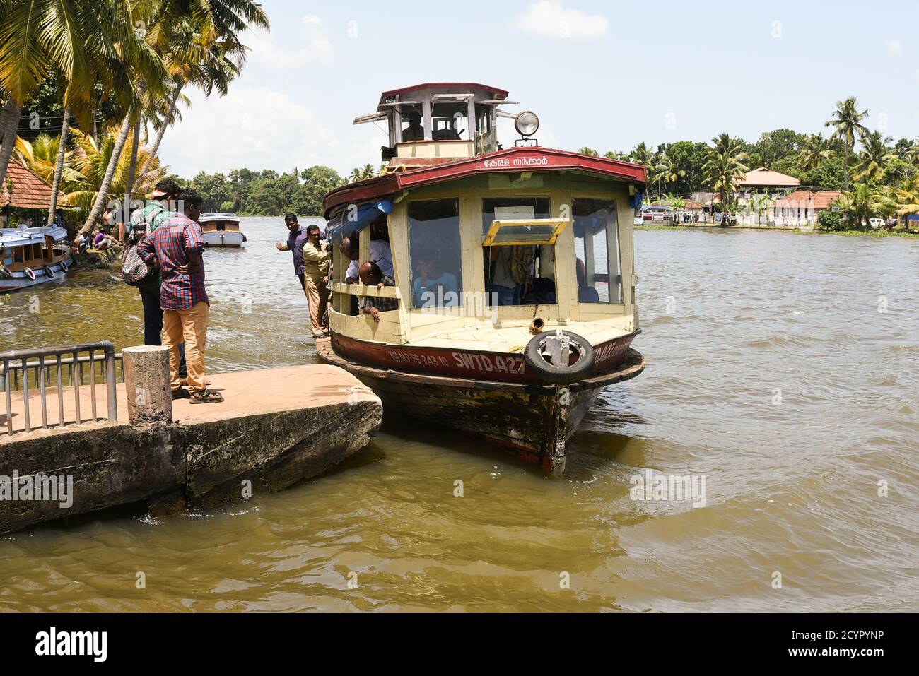 ALLEPPEY, INDIA -LUG 01 : persone non identificate che godono di una corsa in barca nelle acque retrovie il 01 luglio 2015 ad Alleppey, Kerala India. Persone della regione de Foto Stock