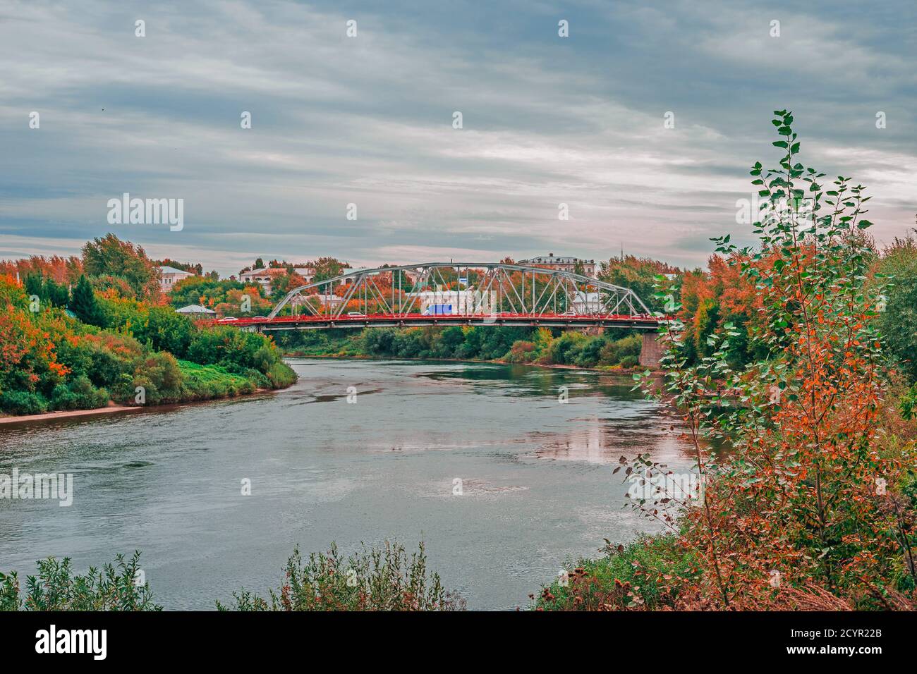 Costruzione in metallo del ponte della città attraverso il fiume Sylva in una giornata di sole a Kungur, Perm krai, Russia. Foto Stock