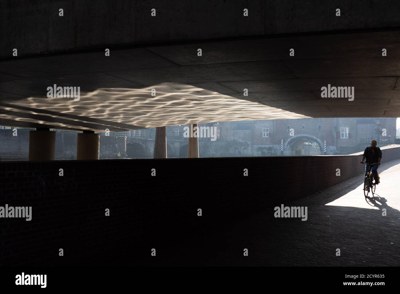 Riflessione dell'acqua sul ponte Foto Stock