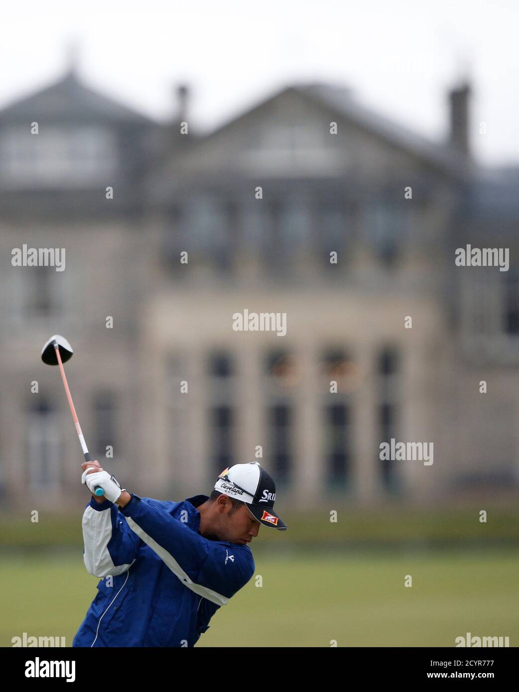 Hideki Matsuyama del Giappone sbarca la diciottesima tee durante un turno di pratica in vista del campionato di golf British Open sul campo vecchio di St. Andrews, Scozia, 15 luglio 2015. REUTERS/Russell Cheyne Foto Stock