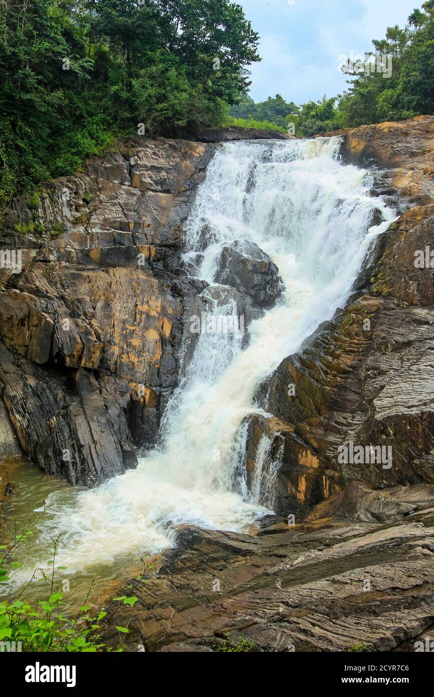 Cascata di Kanthanpara dopo Monsoon, una tappa popolare per i tour del pittoresco distretto montuoso di Wayanad; Kanthanpara, Meppadi, Wayanad, Kerala, India Foto Stock