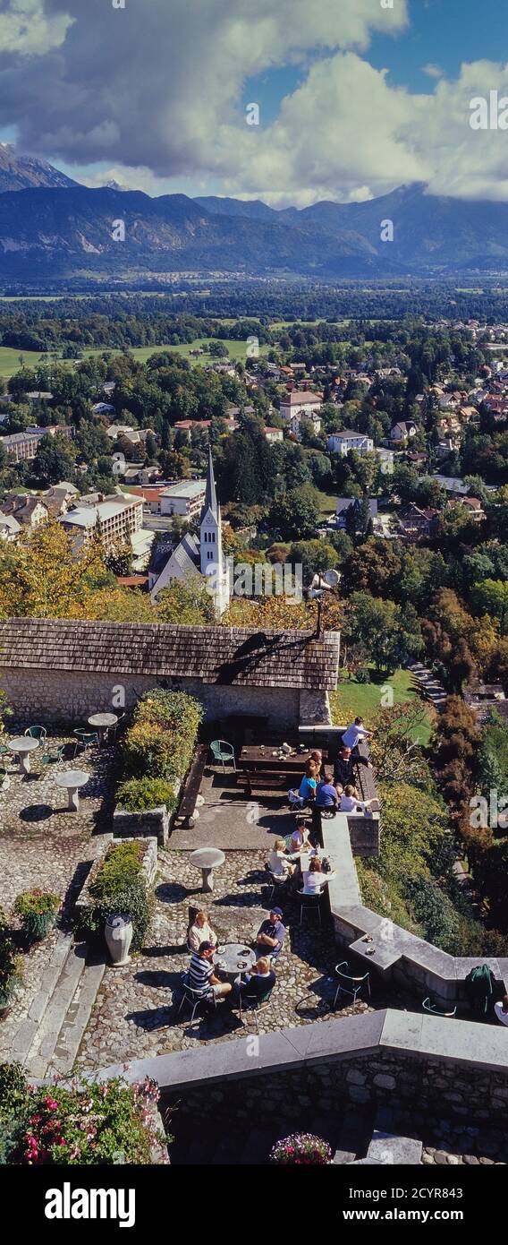 Vista dal caffè sul tetto del Castello di Bled della chiesa parrocchiale di San Martino, regione superiore Carniolana della Slovenia nordoccidentale Foto Stock