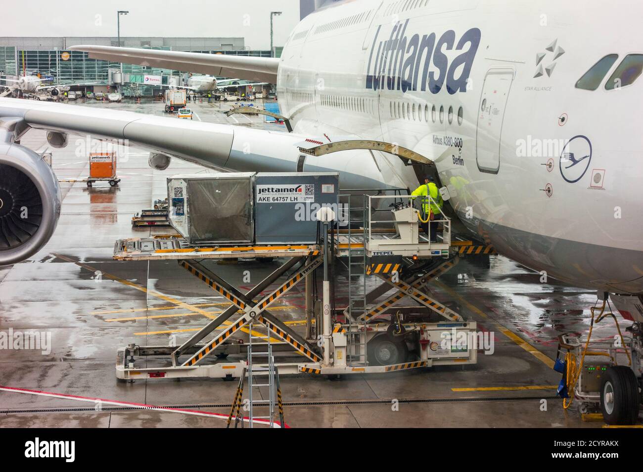 Caricamento di un aereo in un aeroporto Foto Stock