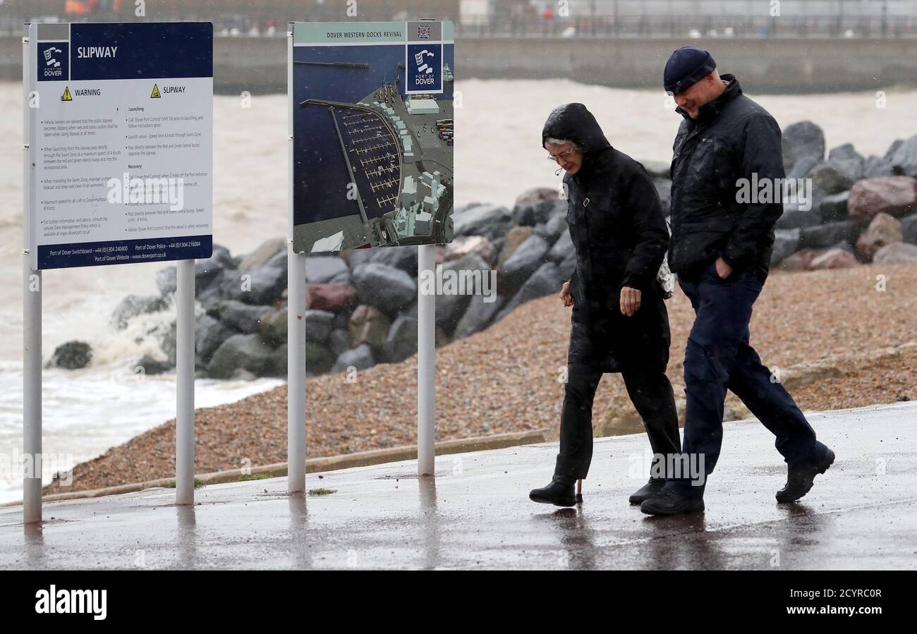 La gente cammina lungo la passeggiata a dover, Kent. Alcune parti del Regno Unito si preparano ad essere schiacciate da forti piogge e venti forti, mentre Storm Alex annuncia l'arrivo di un tratto di maltempo nel weekend. Foto Stock