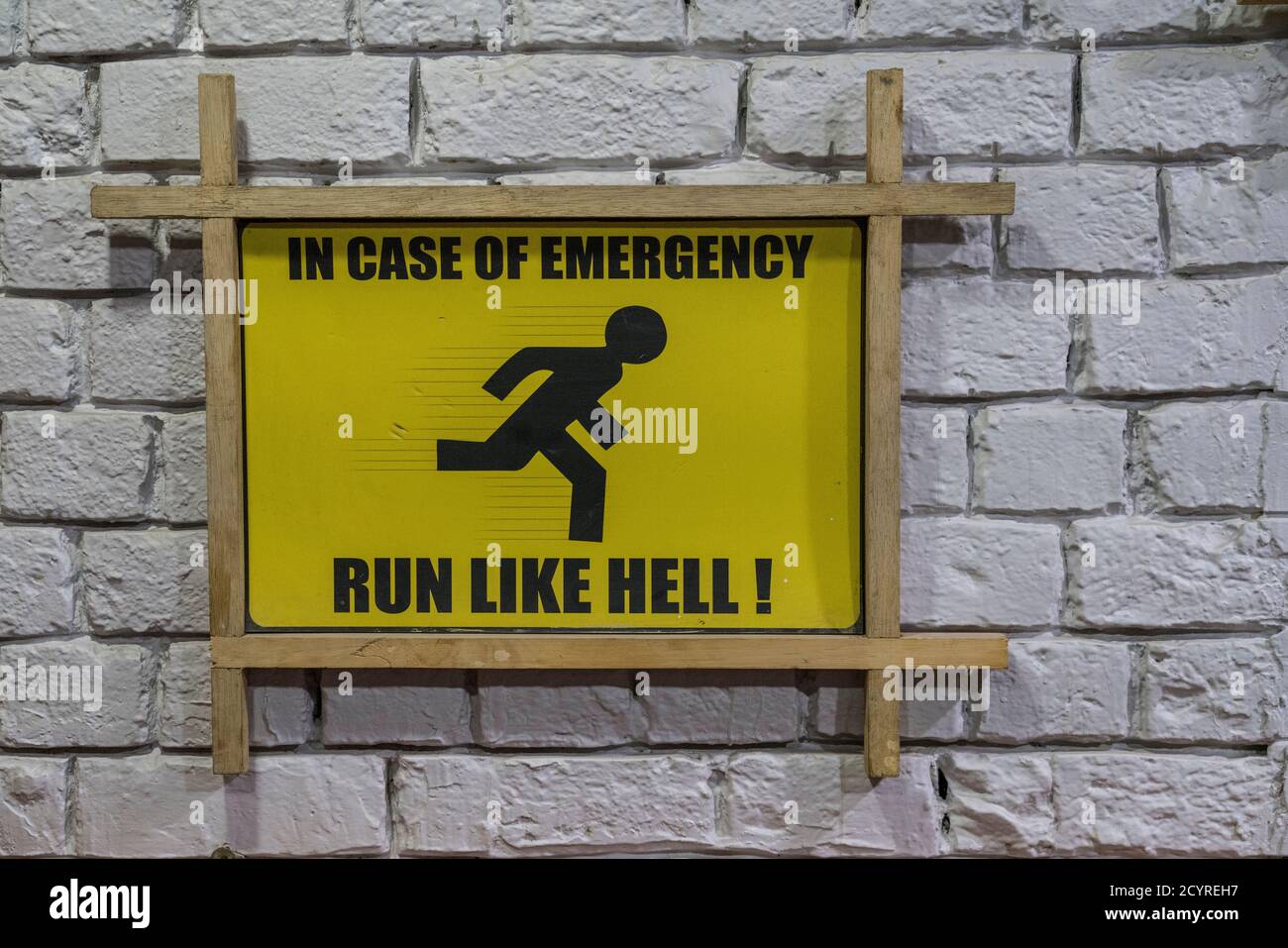 New Dehli, India - 19 Febbraio 2018 - il segno dice in caso di emergenza, correre come l'Inferno Foto Stock