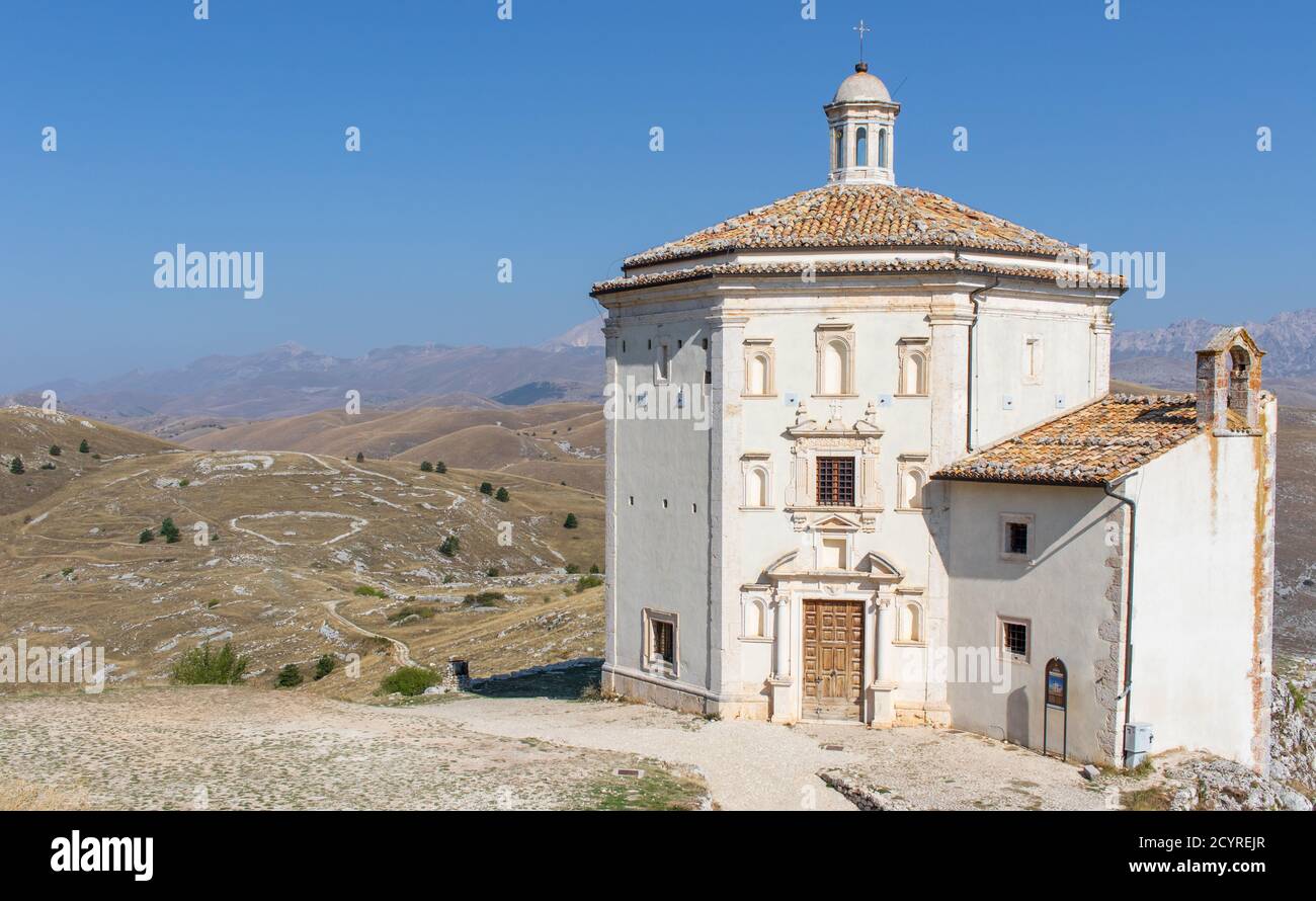 Proprio accanto alla splendida fortezza, situata sulla cima di una montagna, la chiesa di Santa Maria della Pietà offre una vista mozzafiato Foto Stock