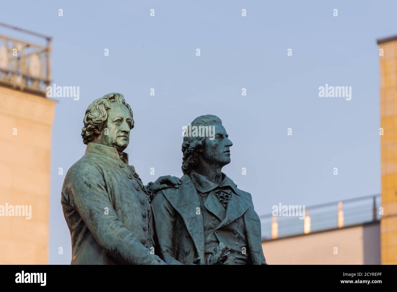 Goethe-Schiller-Denkmal in Weimar im Sonnenlicht am Dahren bei blauem Himmel Foto Stock