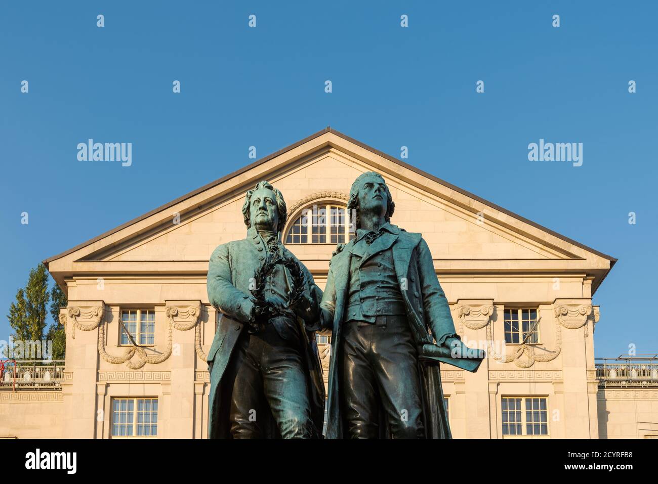 Goethe-Schiller-Denkmal in Weimar im Sonnenlicht am Dahren bei blauem Himmel Foto Stock