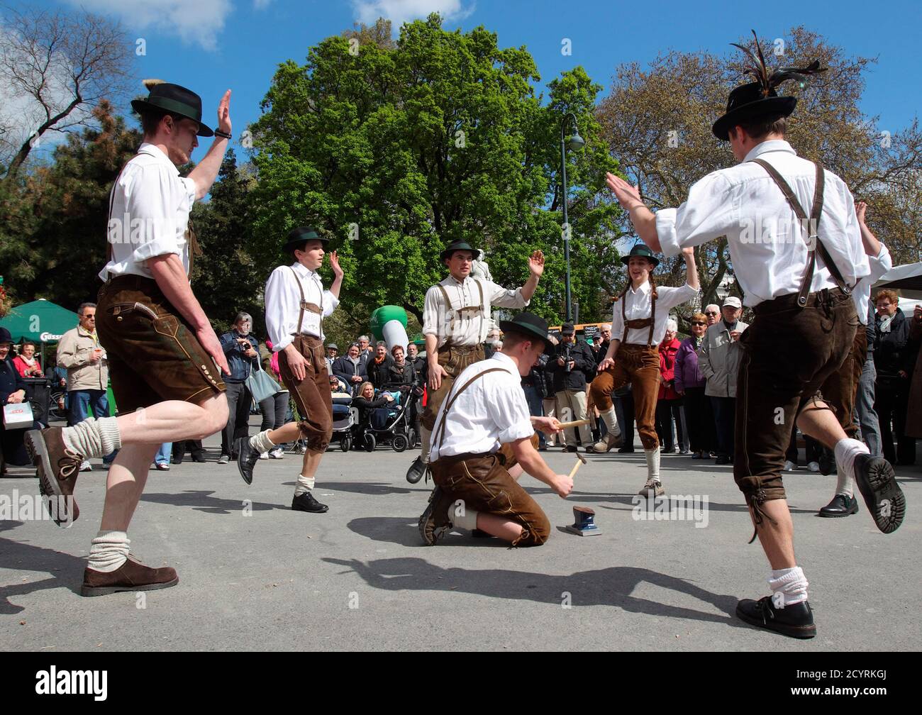 Le persone che indossano i tradizionali pantaloni Lederhosen si esibiscono  in un ballo al festival annuale Stiria che promuove la provincia austriaca  della Stiria, tenutosi a Vienna il 11 aprile 2014. REUTERS/Heinz-Peter