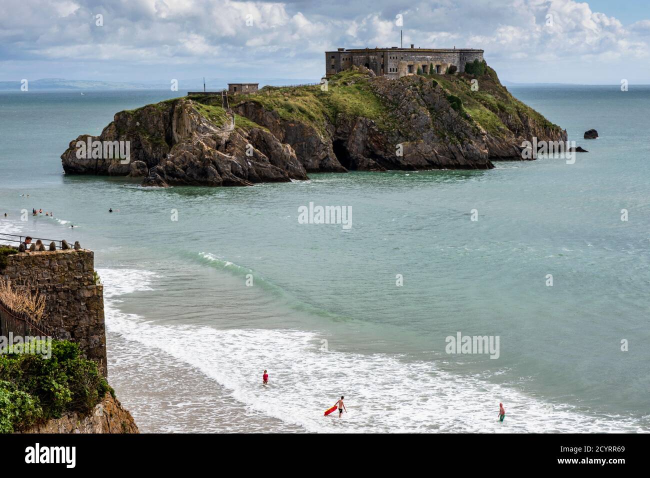 Tenby South Beach e St Catherine's Island in estate, Pembrokeshire Coast National Park, Pembrokeshire, Galles Foto Stock