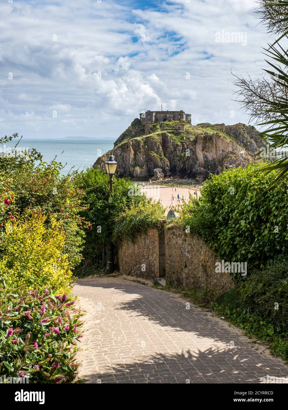 Percorso giù per Castle Beach con l'isola di Santa Caterina in lontananza, Tenby, Pembrokeshire Coast National Park, Pembrokeshire, Galles Foto Stock