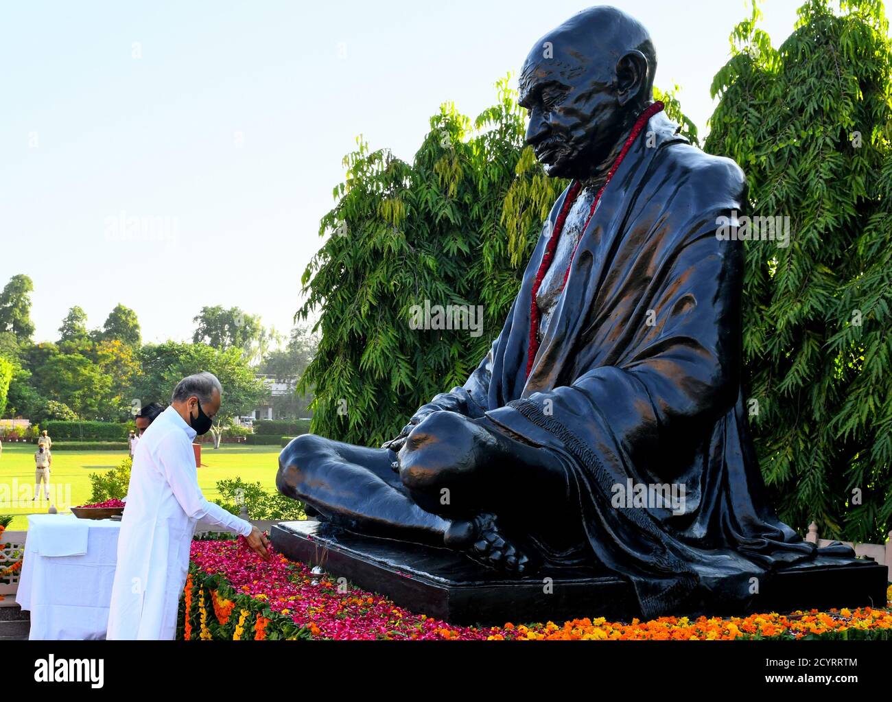 Jaipur, India. 02 ottobre 2020. Il primo ministro del Rajasthan Ashok Gehlot rende omaggio al Padre della Nazione Mahatma Gandhi nel suo 151° anniversario di nascita, a Jaipur. (Foto di Sumit Saraswat/Pacific Press) Credit: Pacific Press Media Production Corp./Alamy Live News Foto Stock