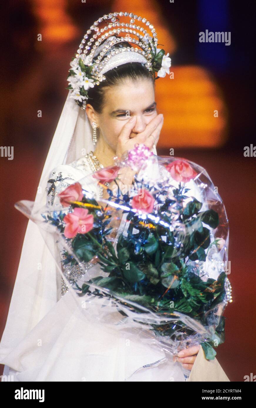 KATARINA (Kati) WITT (GDR) - campione del mondo e vincitore della medaglia d'oro Kati Witt (Gold 1988 a Calgary). Fiori dopo la prima apparizione dell'atleta GDR nella Germania occidentale come ospite protagonista dello spettacolo Holiday on Ice il 24 novembre 1988 nella Westfalenhalle di Dortmund (spettacolo dal 24 novembre al 4 dicembre 1988) -- - KATARINA (Kati) WITT (DDR) - Weltmeisterin und Golmedaillien-Siegerin Kati Witt (Gold 1988 a Calgary). Blumen nach dem ersten Auftritt der DDR-Sportlerin in der BRD als Stargast der Show Holiday on Ice am 24.11.1988 in der Dortmunter Westfalenhalle (Show vom 24.11.-4.12.1988) Foto Stock