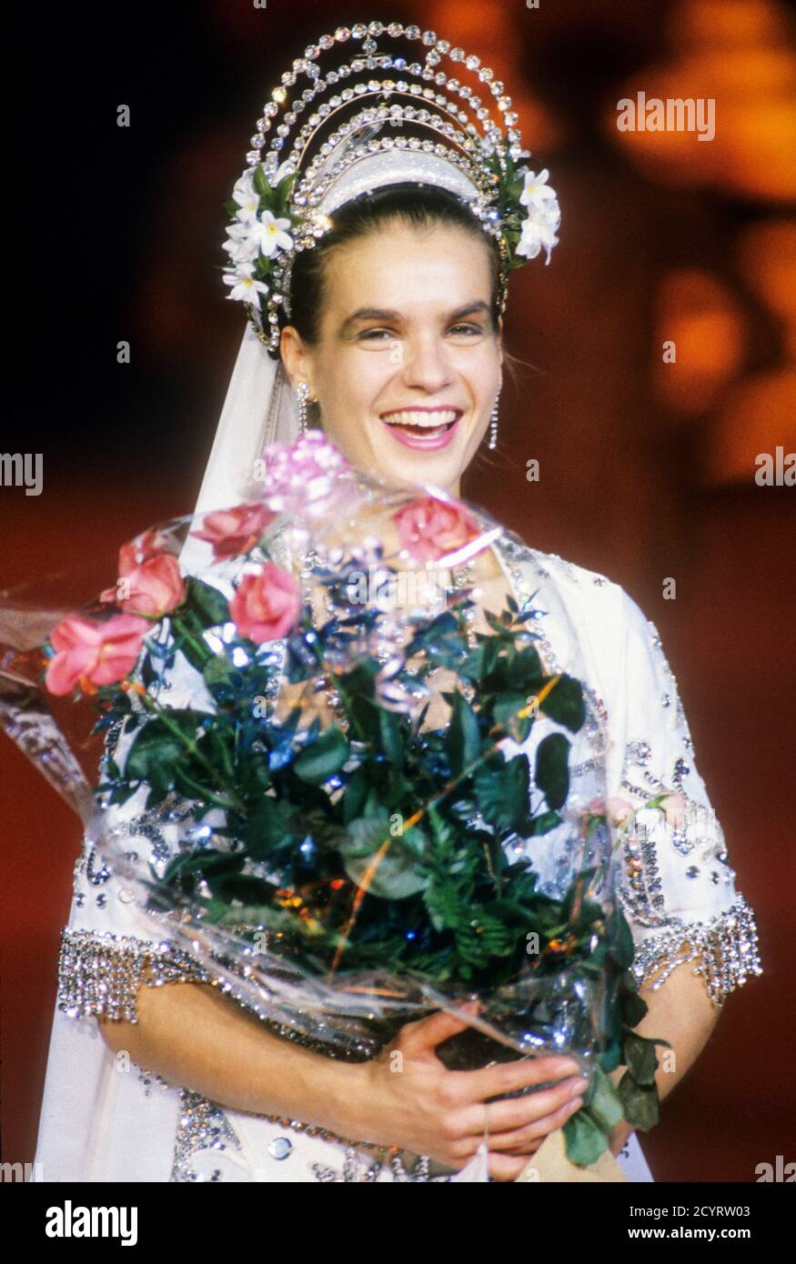 KATARINA (Kati) WITT (GDR) - campione del mondo e vincitore della medaglia d'oro Kati Witt (Gold 1988 a Calgary). Fiori dopo la prima apparizione dell'atleta GDR nella Germania occidentale come ospite protagonista dello spettacolo Holiday on Ice il 24 novembre 1988 nella Westfalenhalle di Dortmund (spettacolo dal 24 novembre al 4 dicembre 1988) -- - KATARINA (Kati) WITT (DDR) - Weltmeisterin und Golmedaillien-Siegerin Kati Witt (Gold 1988 a Calgary). Blumen nach dem ersten Auftritt der DDR-Sportlerin in der BRD als Stargast der Show Holiday on Ice am 24.11.1988 in der Dortmunter Westfalenhalle (Show vom 24.11.-4.12.1988) Foto Stock