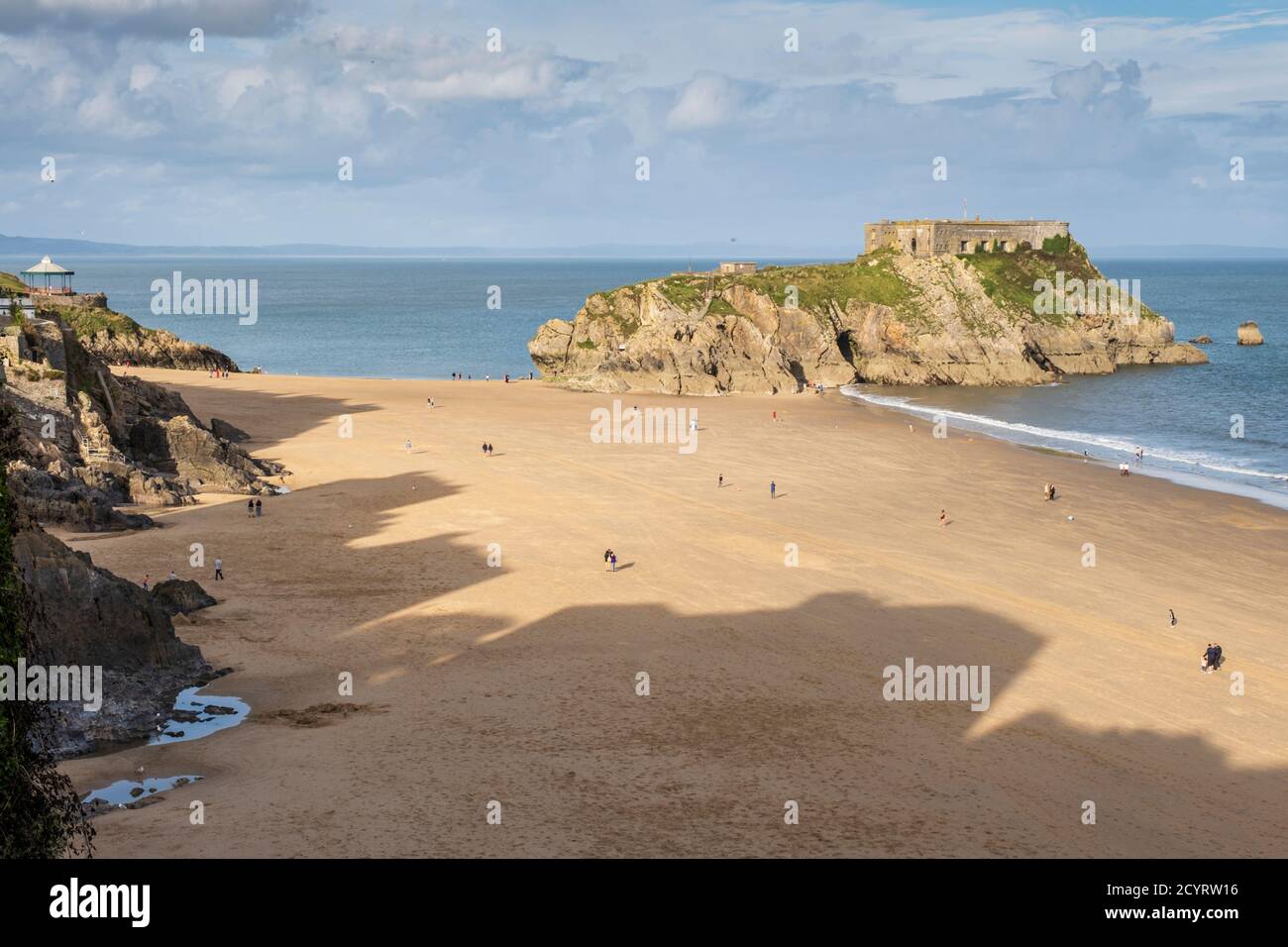 Tenby South Beach e St Catherine's Island in estate a bassa marea, Pembrokeshire Coast National Park, Pembrokeshire, Galles Foto Stock