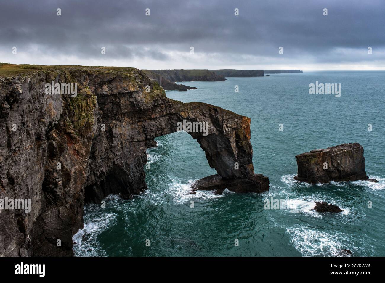Green Bridge of Wales, Pembrokeshire Coast National Park, Pembrokeshire, Galles. Foto Stock