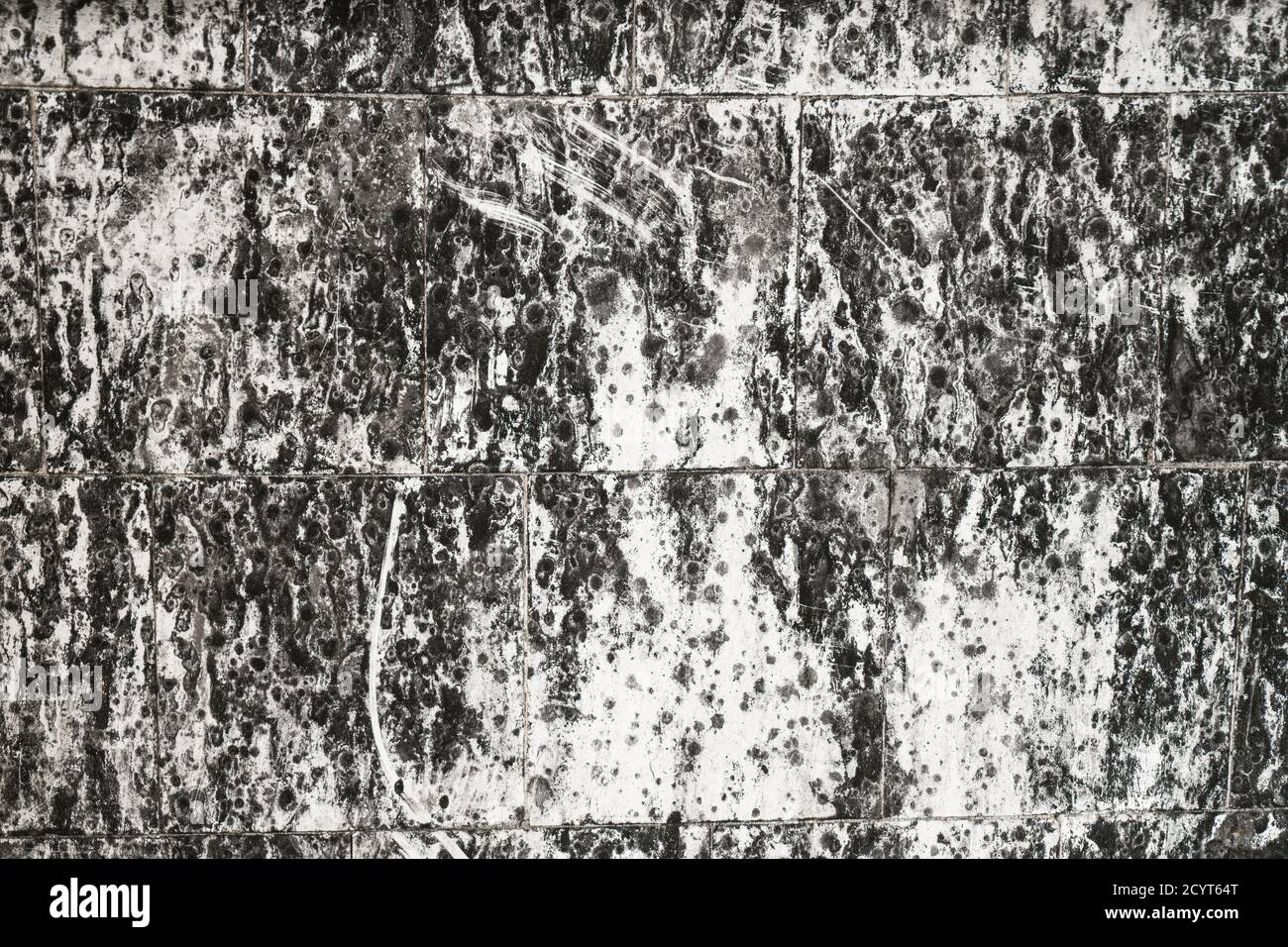 Parete bianca con macchie nere dopo il fuoco. Sfondo grunge astratto. Foto di alta qualità Foto Stock