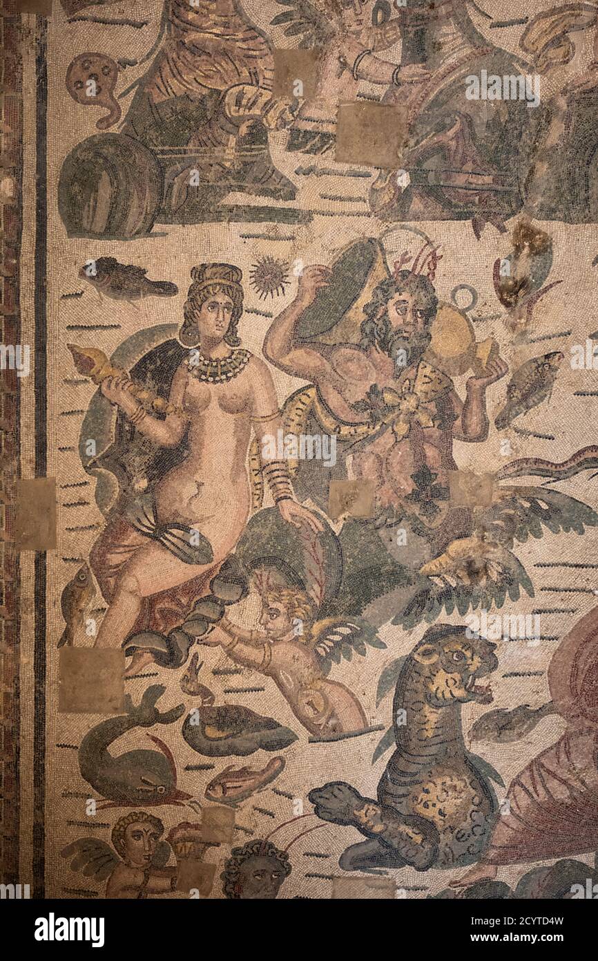 Nereid e triton dai mosaici romani di Villa Armerina, Sicilia. Dettaglio dalla stanza che mostra il mito di Arion e il delfino. Foto Stock