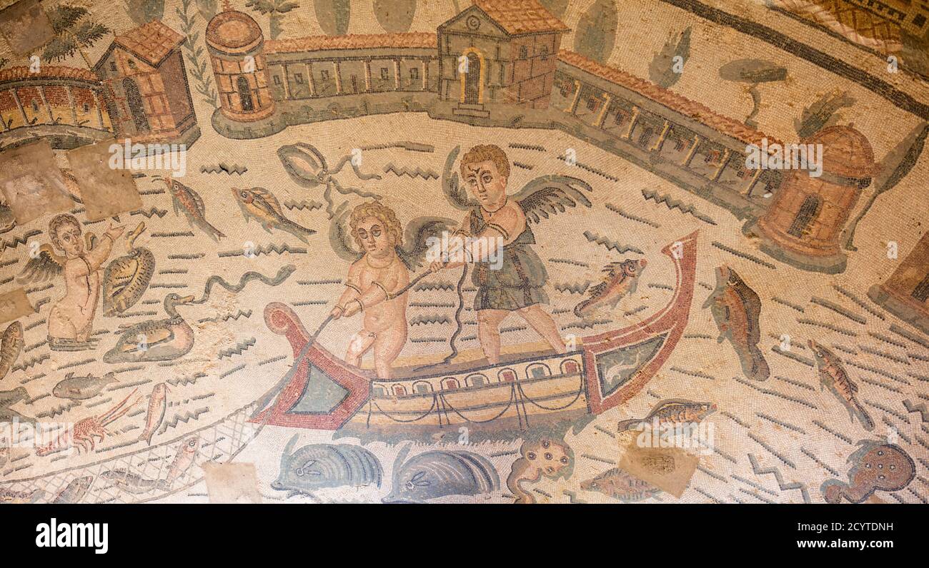 Particolare del pavimento a mosaico nell'atrio semicircolare, Villa Romana Casale in Piazza Armerina, Sicilia, che mostra la pesca dei cupidi. Foto Stock