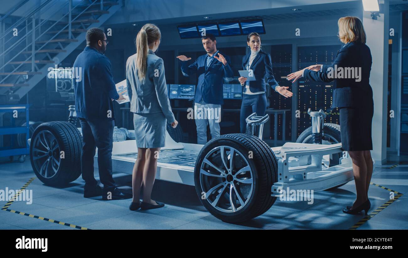 Foto di International Team of Automobile Design Engineers presentazione futuristica Telaio per piattaforma Autonomous Electric Car a un gruppo di investitori e. Foto Stock