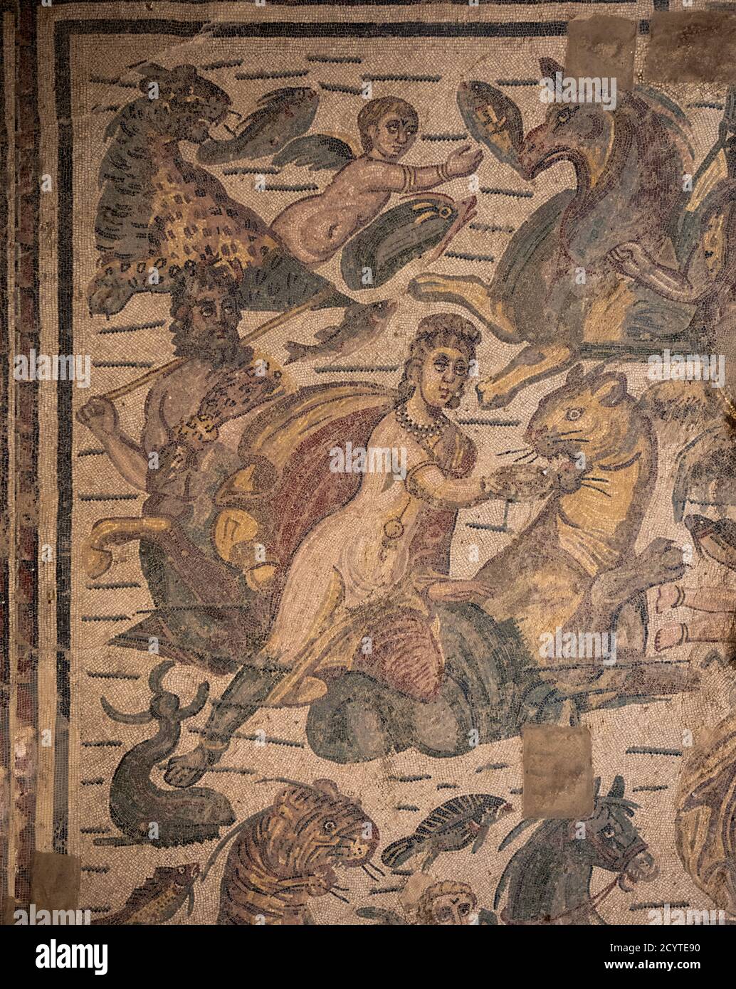 Nereide e centauro con una leonessa dei mosaici romani in Villa Armerina, Sicilia. Dettaglio dalla stanza che mostra il mito di Arion e il delfino. Foto Stock
