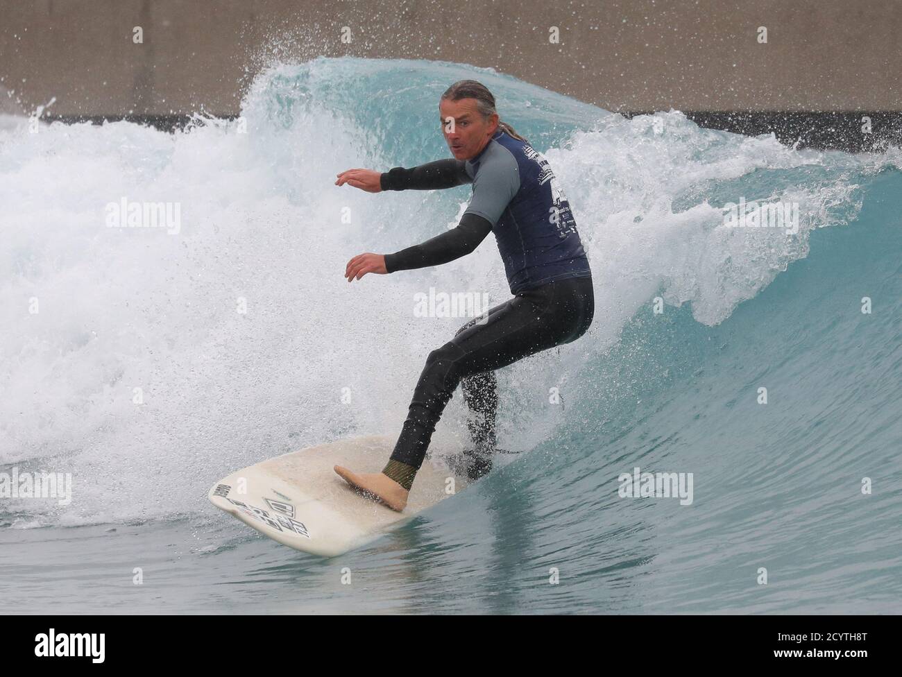 Pegleg Bennett partecipa a una sessione di prove libere in vista del Korev Lager 2020 English Adaptive Surfing Open al Wave di Bristol che si svolge domani. Foto Stock