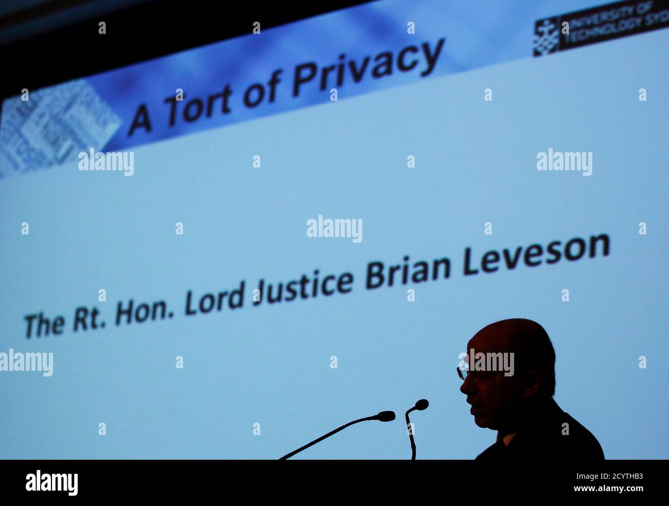 Lord Justice of Appeal of England and Wales, Brian Leveson ha tenuto un discorso in occasione di un simposio intitolato Privacy in the 21st Century, organizzato dall'Università della tecnologia, a Sydney il 7 dicembre 2012. REUTERS/Daniel Munoz (AUSTRALIA - Tag: EDUCAZIONE POLITICA) Foto Stock
