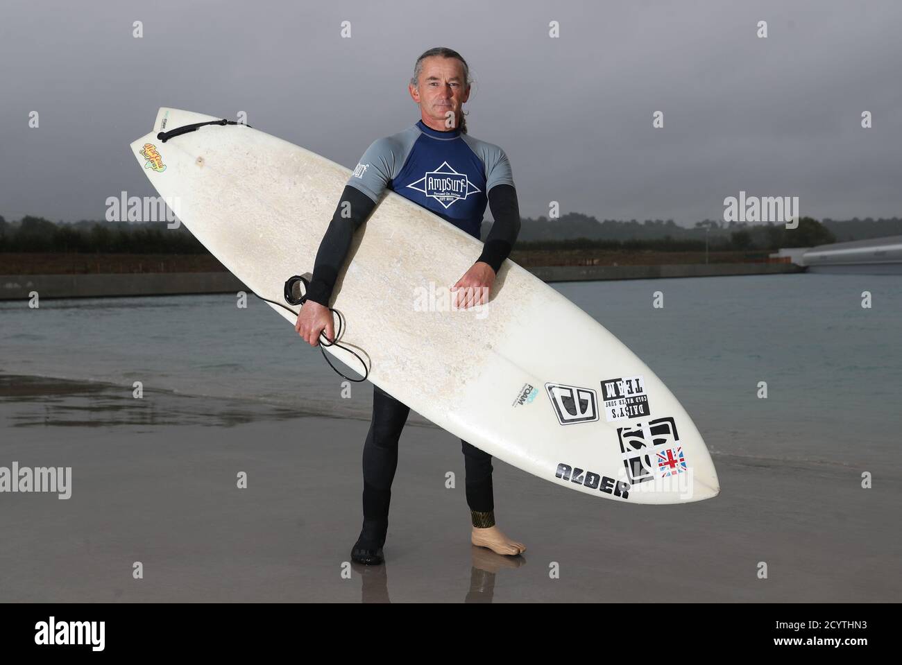 Pegleg Bennett si pone per una fotografia prima di una sessione di pratica davanti al Korev Lager 2020 English Adaptive Surfing Open at the Wave di Bristol che si svolge domani. Foto Stock