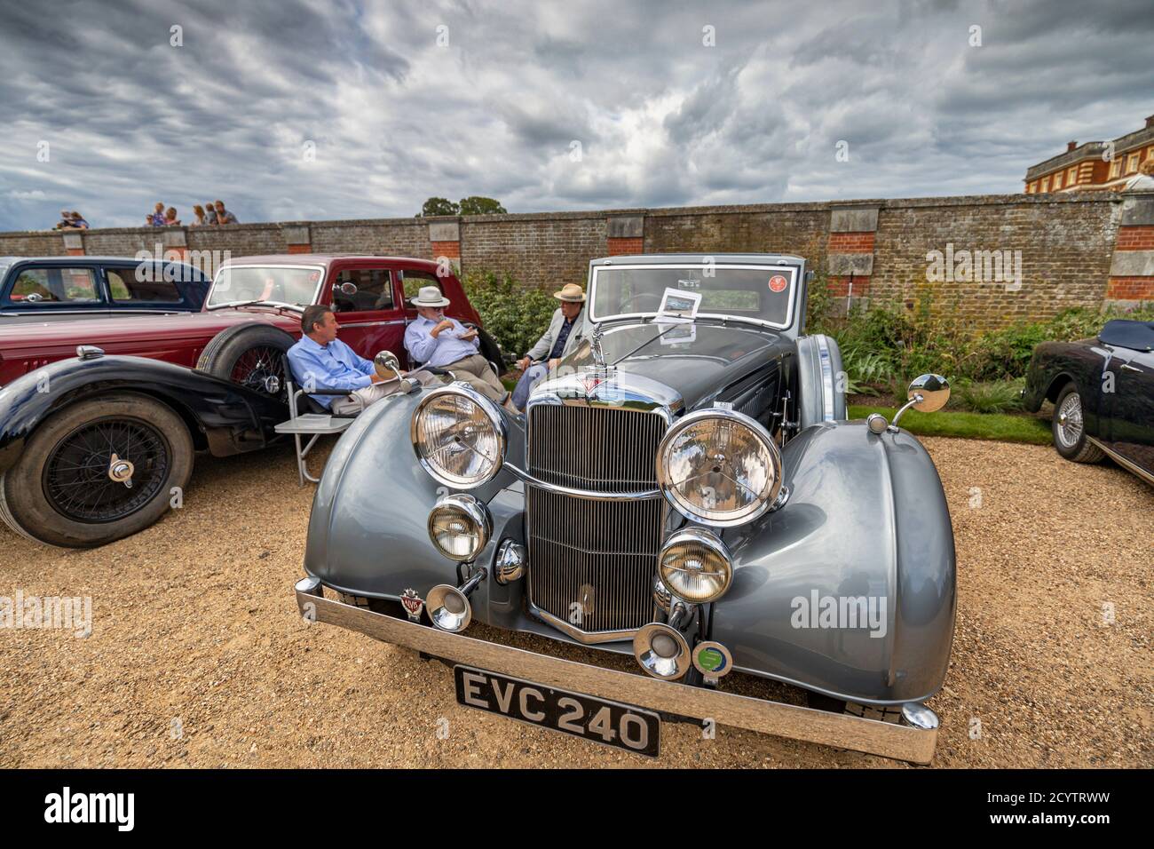 Proprietari di auto Alvis, Concours of Elegance 2020, Hampton Court Palace, Londra, Regno Unito Foto Stock