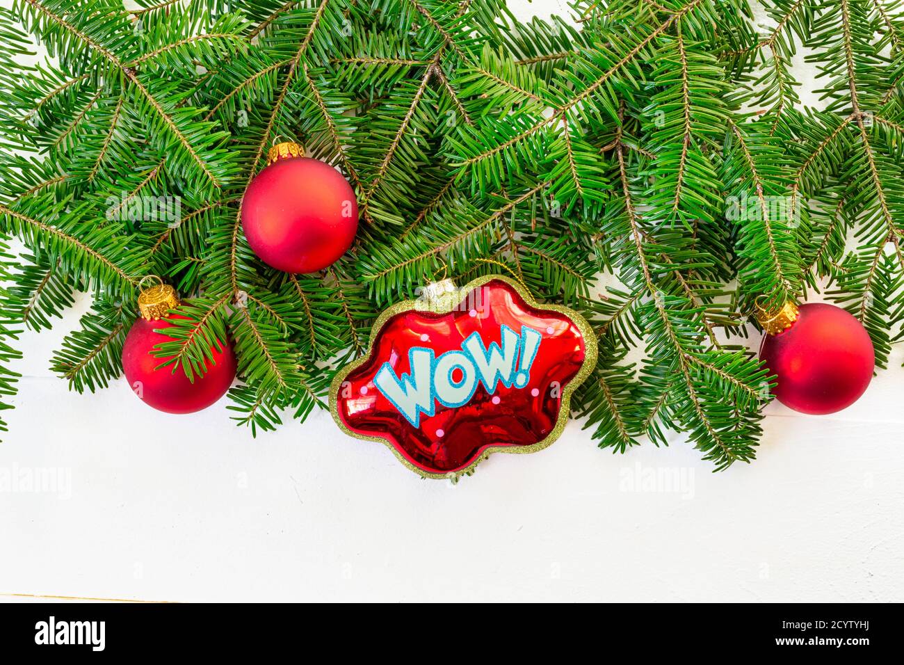 Posa piatta di ornamenti natalizi e boughs di abete. Foto Stock