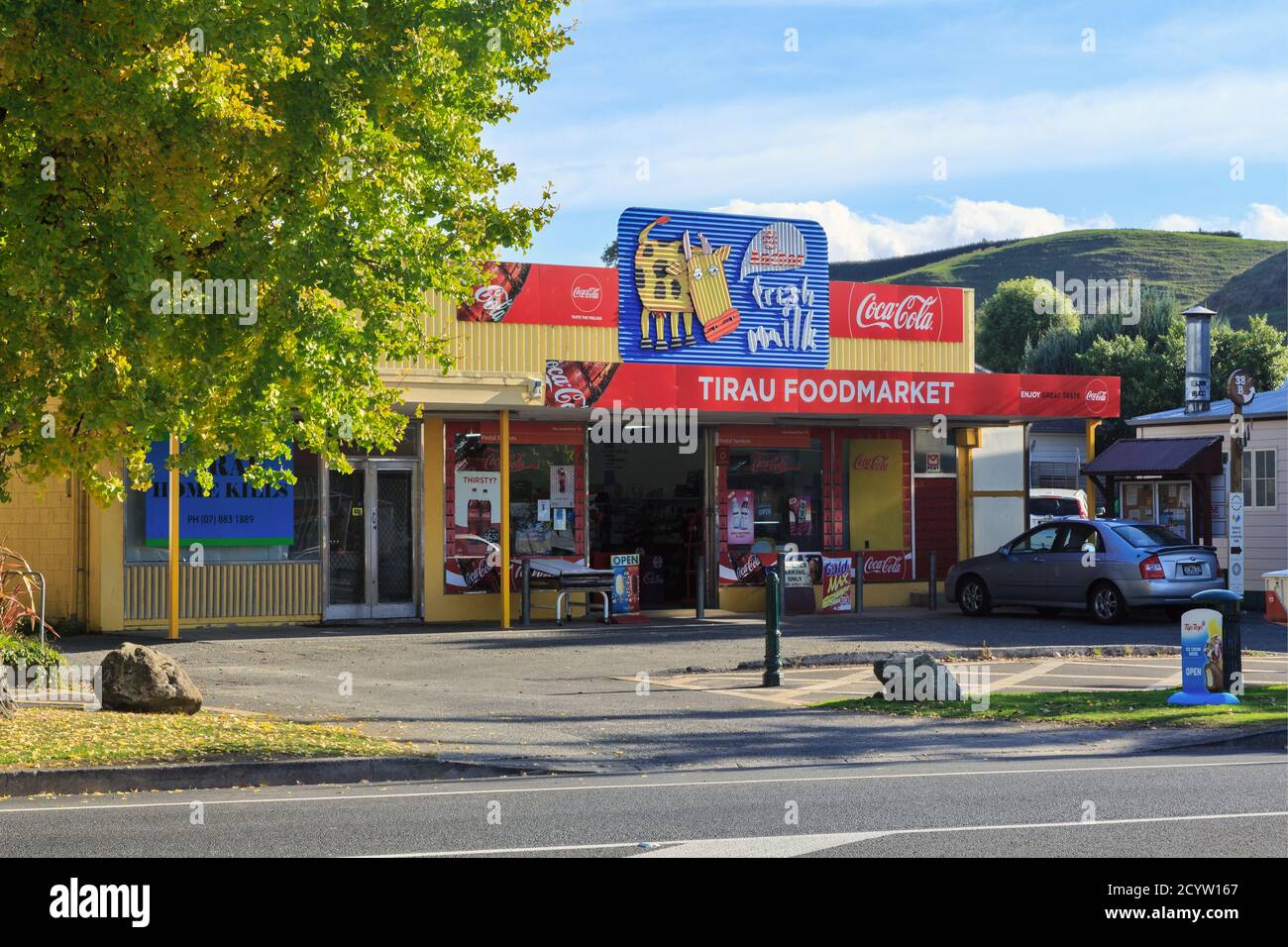 Un minimarket a Tirau, Nuova Zelanda. Come molti degli altri edifici di questa piccola città, è stata arricchita con una scultura in ferro corrugato Foto Stock