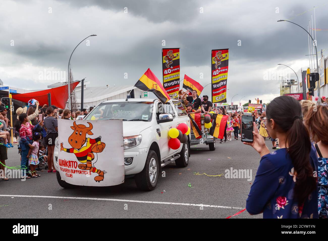 I sostenitori del rugby neozelandese volano i colori dell'Unione di rugby di Waikato in una sfilata. Hamilton, Nuova Zelanda, 8 dicembre 2019 Foto Stock