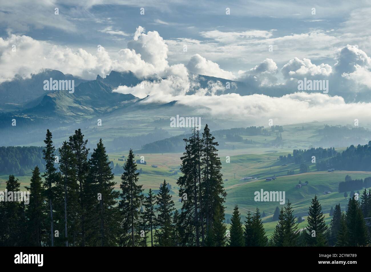 Nuvole sull'Alpe di Siusi, Alto Adige, Italia Foto Stock
