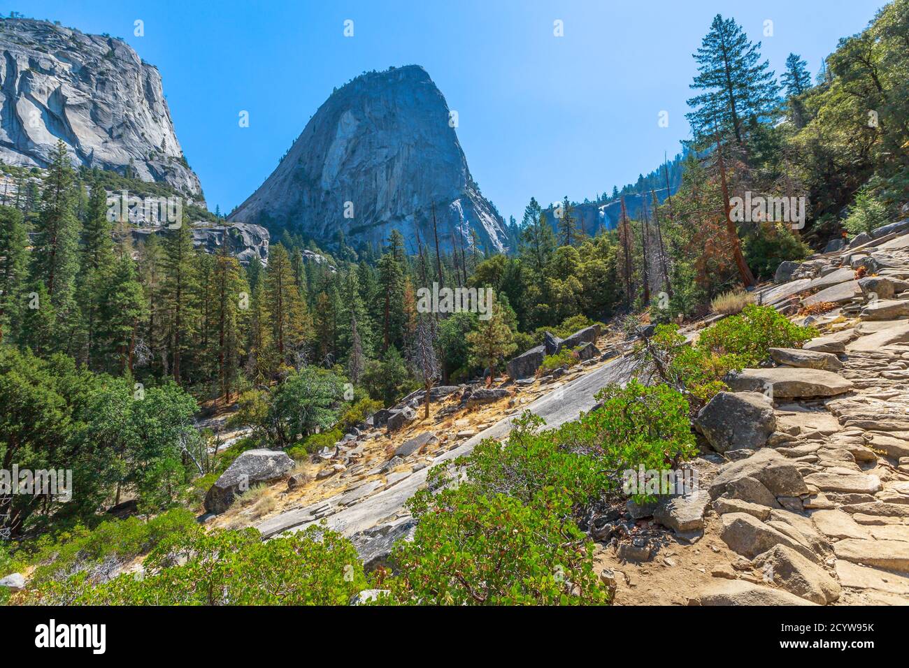 Panorama di Half Dome, Mt Broderick e Liberty Cap Peaks sul sentiero Mist nel Parco Nazionale di Yosemite. Viaggio estivo in California, Stati Uniti d'America Foto Stock