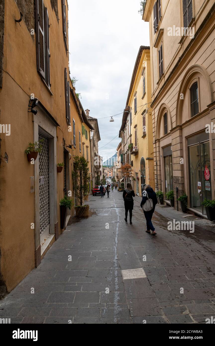 rieti, italia ottobre 02 2020: Architettura di vicoli, piazze e palazzi della città di Rieti Foto Stock