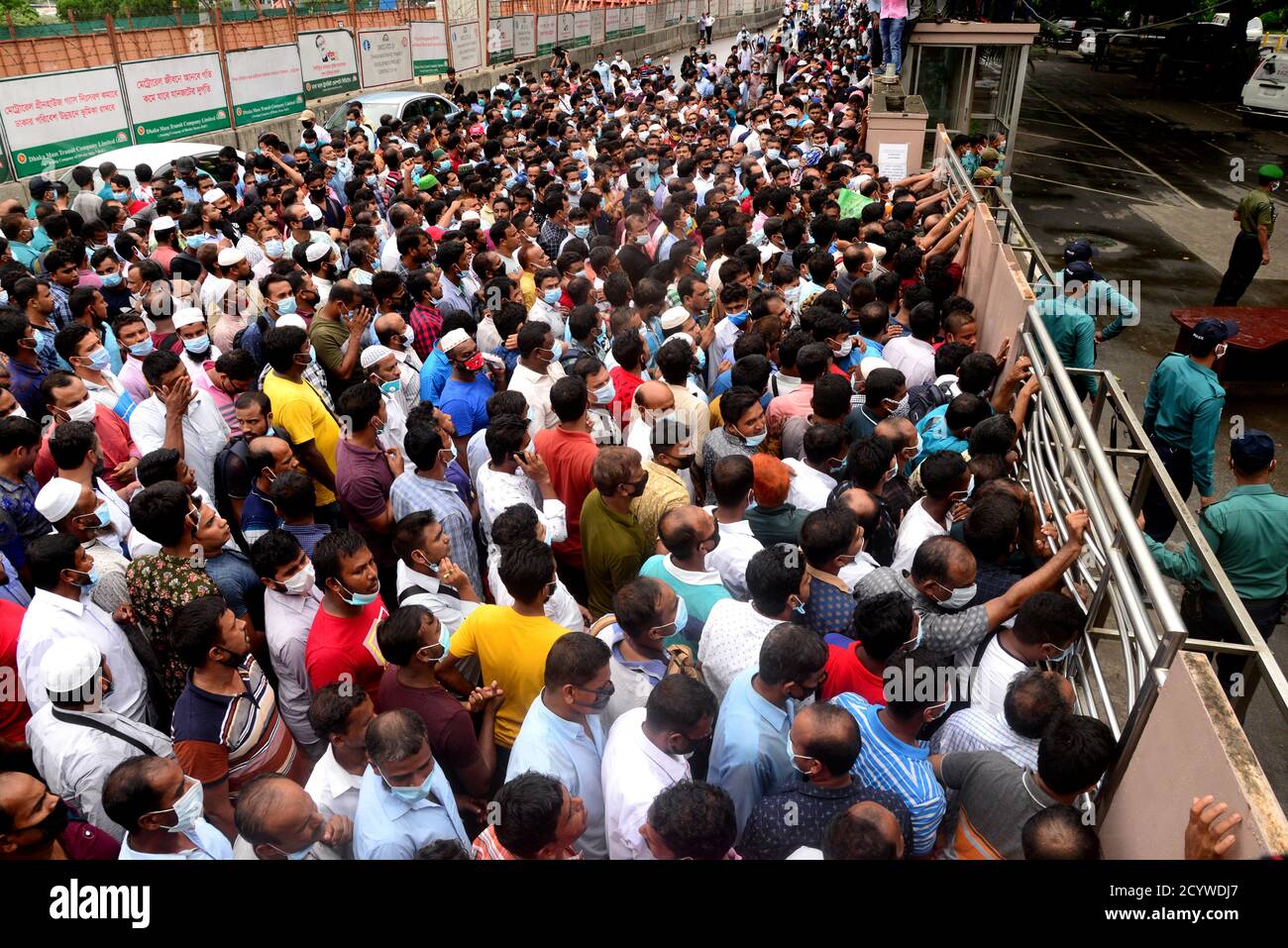 Lavoratori migranti che lavorano in Arabia Saudita dimostrazione di fronte all'ufficio Saudi Arabian Airlines chiedendo biglietti per tornare al loro posto di lavoro, dentro Foto Stock
