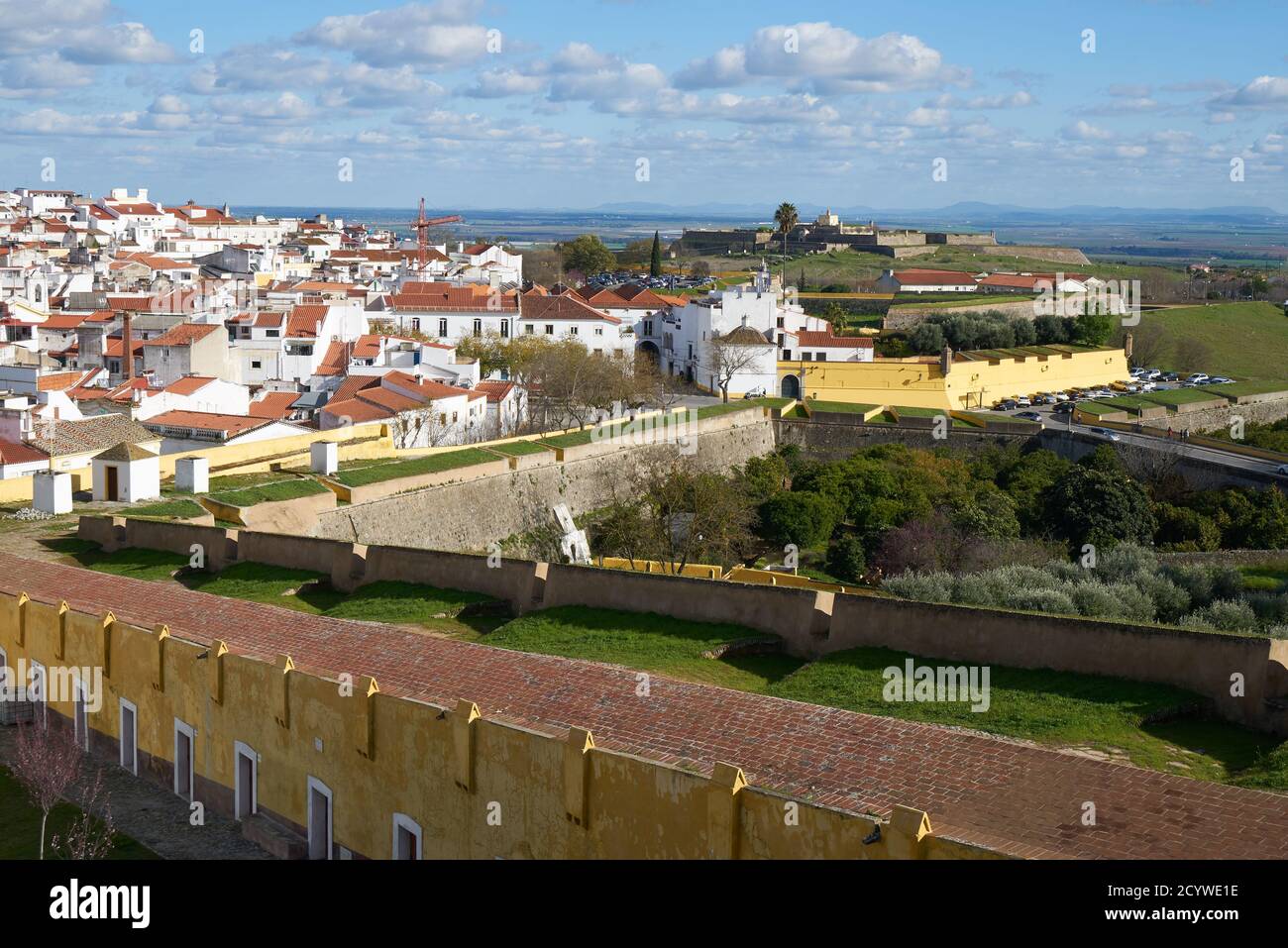 Edifici storici della città di Elvas all'interno delle mura della fortezza ad Alentejo, Portogallo Foto Stock