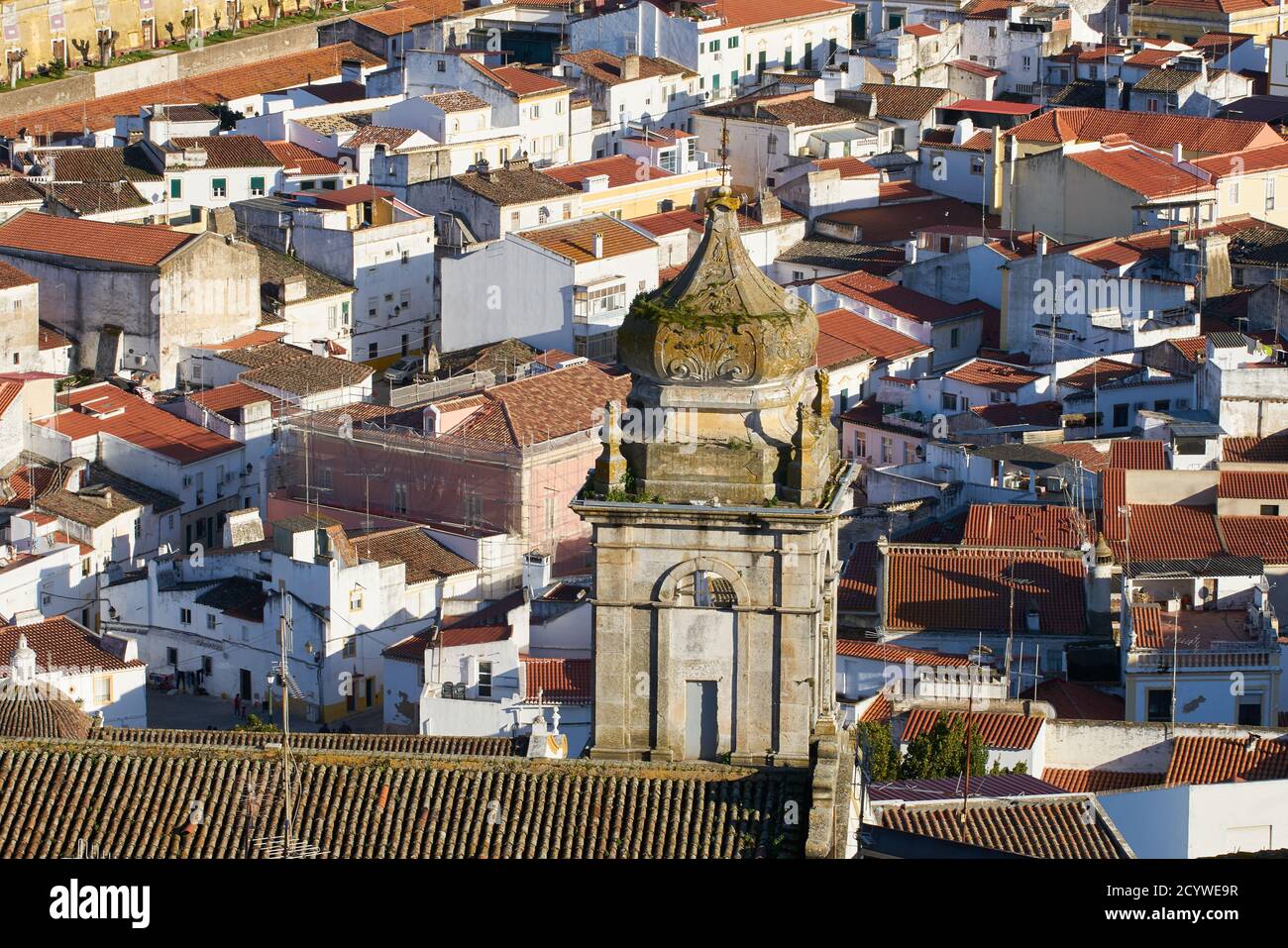 Edifici storici della città di Elvas all'interno delle mura della fortezza ad Alentejo, Portogallo Foto Stock