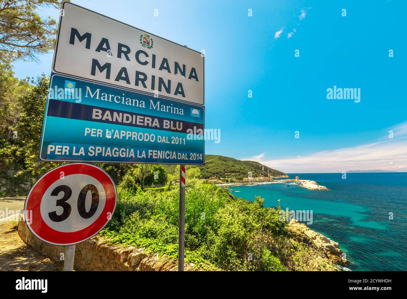 Marciana Marina, Isola d'Elba - 18 giugno 2020: Cartello di benvenuto Marciana Marina Bandiera Blu per la spiaggia di la Fenicia e Approdo. Località turistica famosa Foto Stock