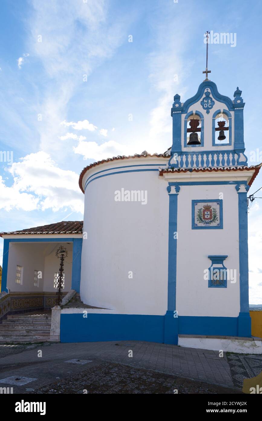 Bellissimo edificio tradizionale bianco e blu a Elvas Alentejo, Portogallo Foto Stock