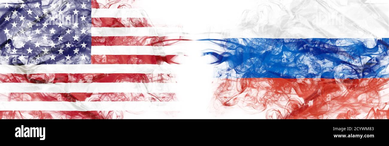 Bandiera americana e russa in fumo bianco. Concetto di conflitto e di dovere doganale. America e Russia. Dollaro ruble valuta di cambio e internazionale Foto Stock