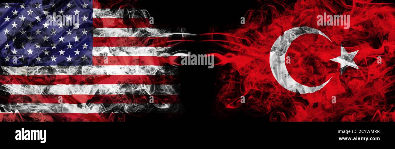 Bandiere americane e turche in fumo nero. America vs Turchia metafora. Dollaro turco lira scambio e crisi commerciale internazionale. Concetto di Foto Stock