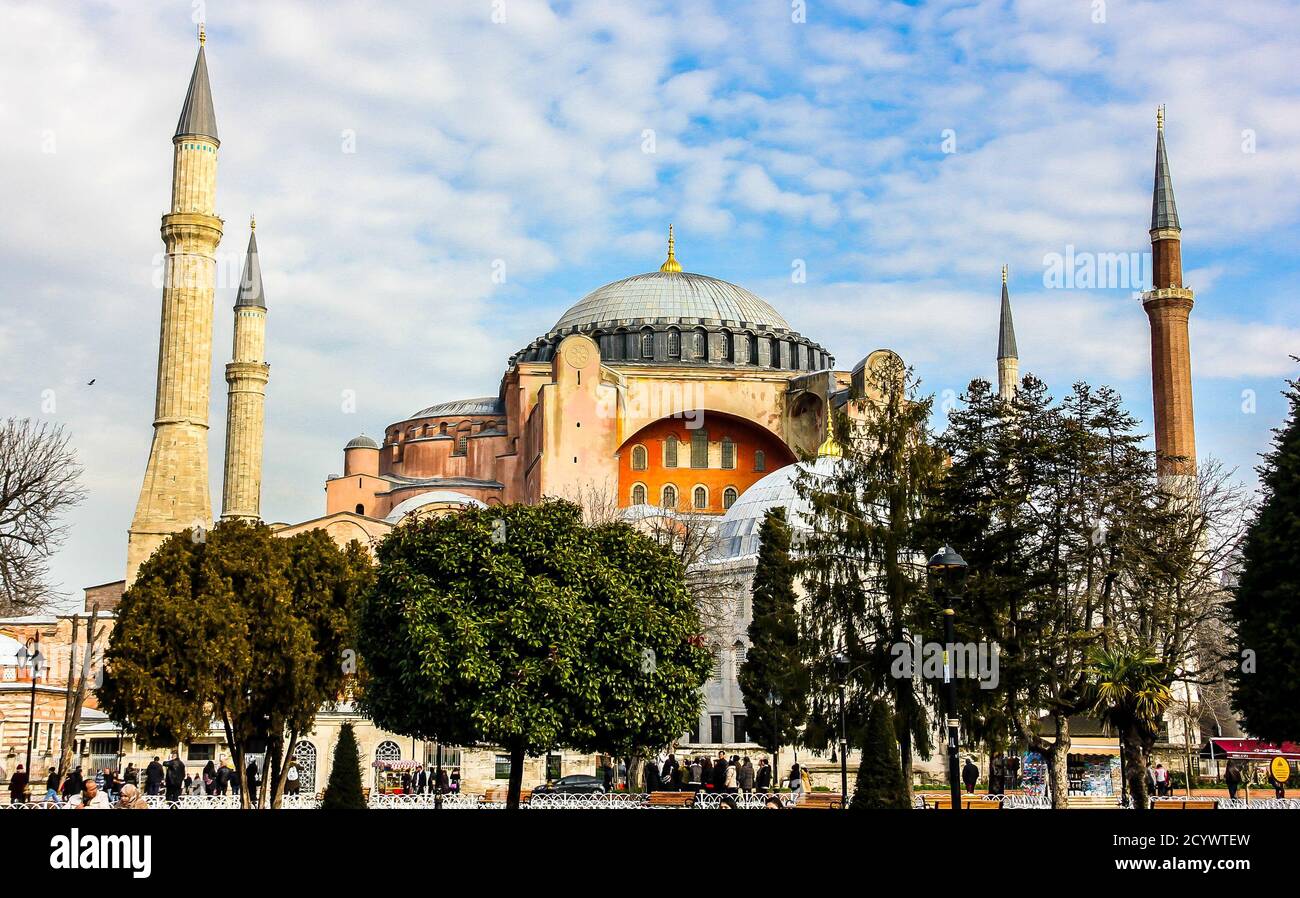Vista di Hagia Sophia, basilica patriarcale cristiana, moschea imperiale e ora un museo. Istanbul, Turchia Foto Stock