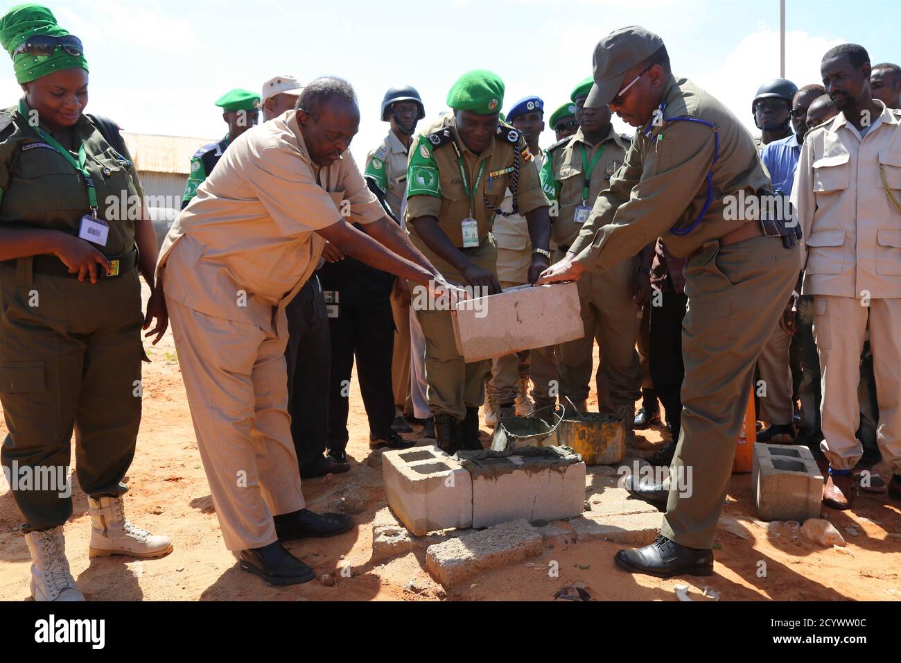 Mohamed Ibrahim Yusuf, il commissario distrettuale e il sindaco di Kismayo (a sinistra), Abilu Martin Ernest, il coordinatore della polizia AMISOM nello Stato di Jubbaland (centro) e Ahmed Nasir Guled Hassan, il commissario della polizia di Jubbaland, il 4 luglio, hanno gettato le fondamenta di una nuova stazione di polizia nel villaggio di Dahis a Kismayo; 2018. Foto Stock